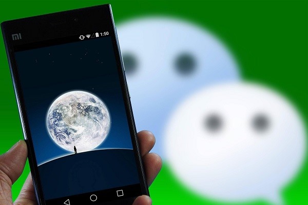 犯罪分子利用微信群控设备,以美女诱惑加好友,向用户索要红包,推荐股票,销售色情视频等骗钱